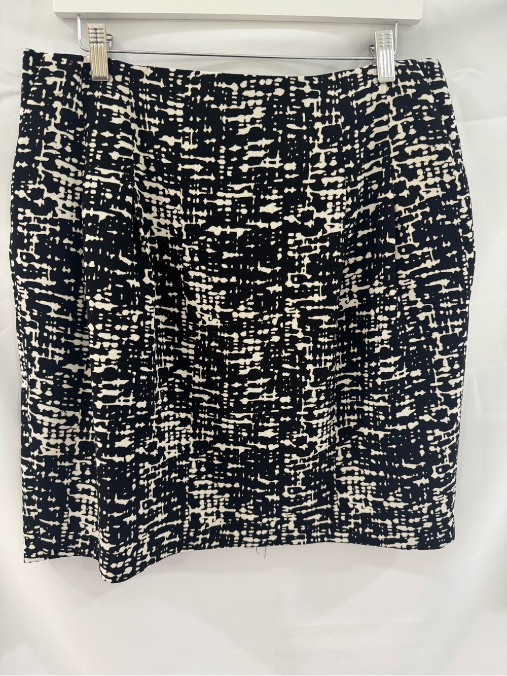 Chaus Black and White Abstract-Print Pencil Skirt